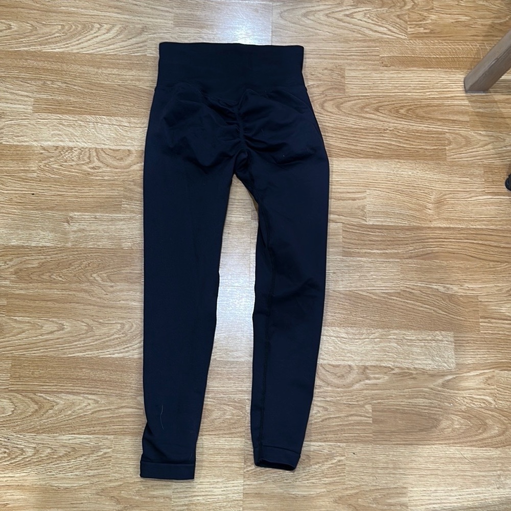 Scrunch butt leggings size s NBW